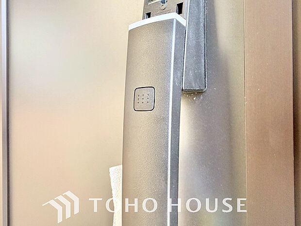 ICチップを用いたカードキー等で玄関扉の施錠＆解錠が出来る設備。最近は鍵穴の無いドアも増えてます。