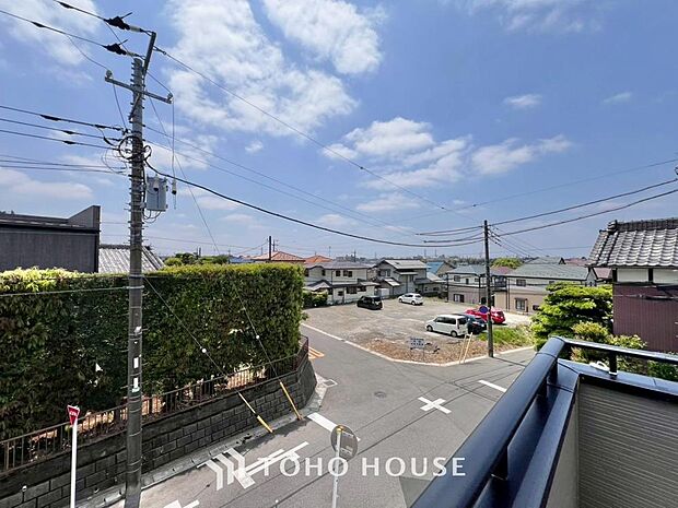その豊かな眺望にふさわしい空間には、通風・採光にも優れ、心地よい光と風があふれています。