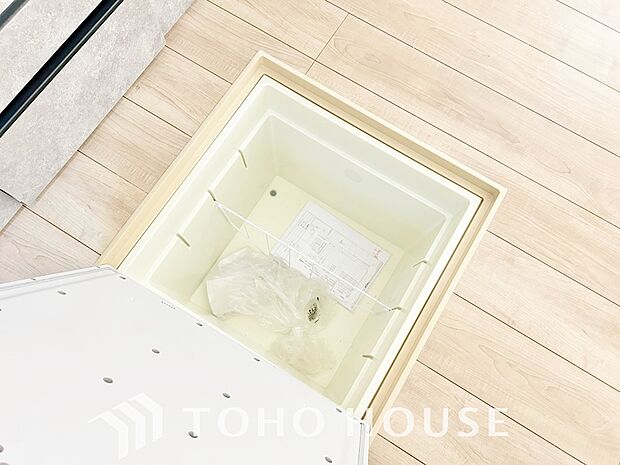 キッチン下部に設けた床下収納。缶詰のストックや非常食、梅酒や味噌などの保存食入れとして利用可です。