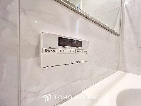 スイッチひとつで湯を浴槽に張ったり、保温や追い焚き機能を自動で行える便利なオートバスシステムを搭載。