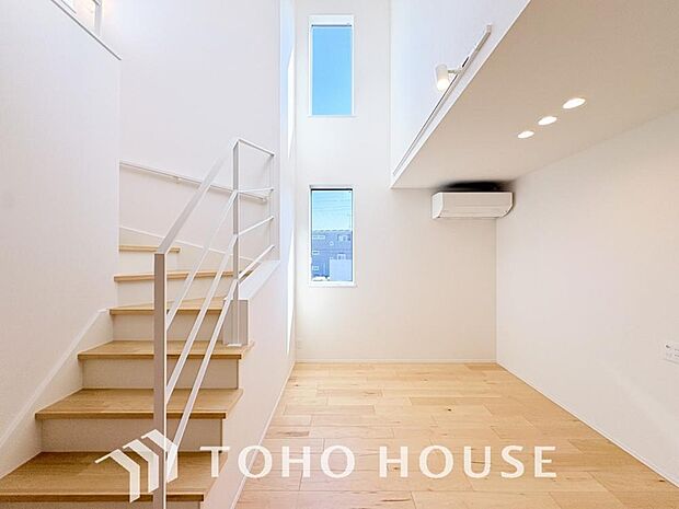 光が注がれる青い空から鮮やかに赤色にゆっくりと染まる。そんな優しい時間がここでは流れてゆく。