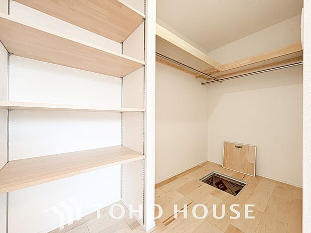 建物内部の収納には拘りました。共有部分に設けた収納。お荷物が多い方にも安心です。
