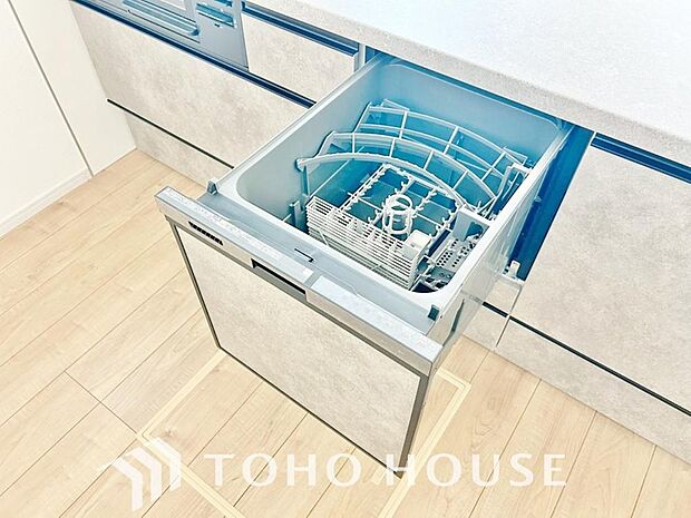 「ビルトインタイプ食器洗乾燥機」通常の手洗いでは使用出来ないほど高温のお湯や高圧水流を使うことにより汚れを効果的に落とすことができる。