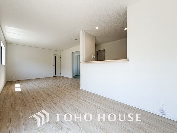 光が注がれる青い空から鮮やかに赤色にゆっくりと染まる。そんな優しい時間がここでは流れてゆく。