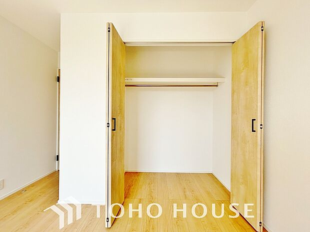 居室にはクローゼットを完備し、自由度の高い家具の配置が叶うシンプルな空間です。