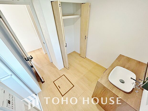 平日の朝であっても、落ち着きとくつろぎを感じられる空間。気持ちよく身だしなみを整えられます。
