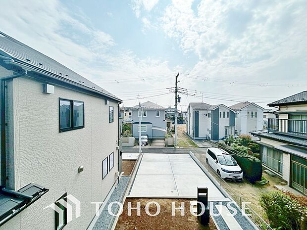 その豊かな眺望にふさわしい空間には、通風・採光にも優れ、心地よい光と風があふれています。