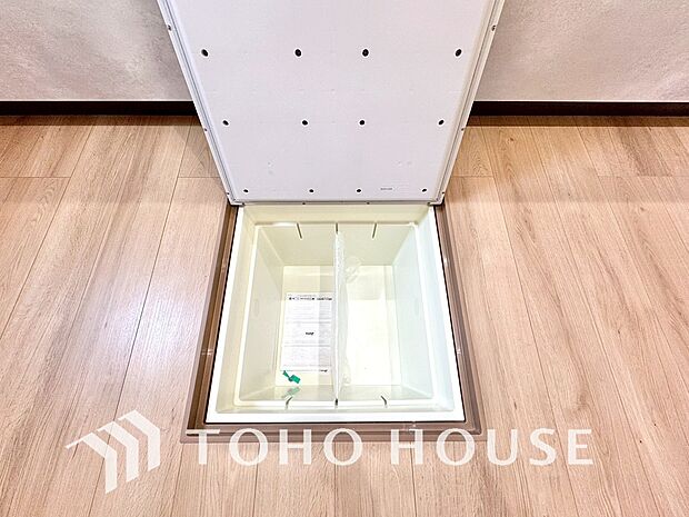 床下収納の場合は使っていない空間を有効利用するので、キッチンを狭くすることなく収納場所を増やせます。