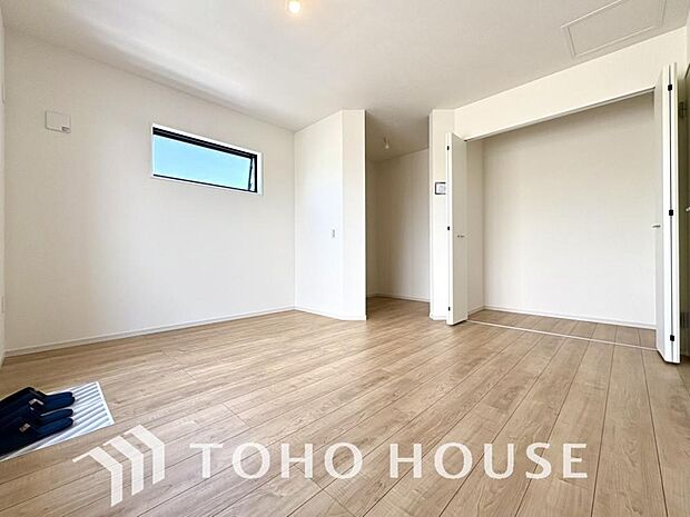 一日の疲れを癒やしてくれる主寝室。時を忘れて過ごす場所として過ごせるお部屋。