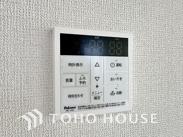 スイッチひとつで湯を浴槽に張ったり、保温や追い焚き機能を自動で行える便利なオートバスシステムを搭載。