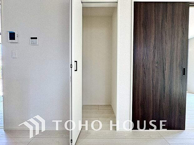 建物内部の収納にはこだわりを持ちました。共有部分に設置した収納スペースはお荷物の多い方にも安心です。