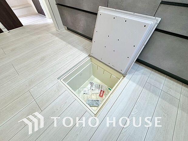 床下収納の場合は使っていない空間を有効利用するので、キッチンを狭くすることなく収納場所を増やせます。