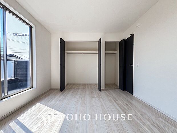居室にはクローゼットを完備し、自由度の高い家具の配置が叶うシンプルな空間です。