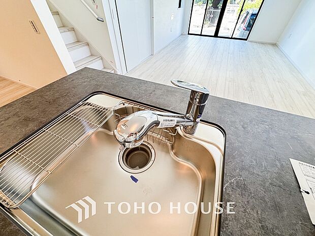 クリアな水が毎日使え見た目にもスマートな浄水器一体型。お料理などで安心して使える人気の機能です。