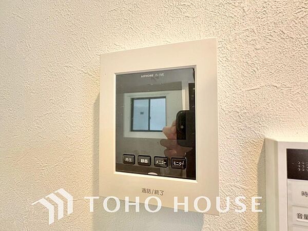 誰が来てもわかる様にモニター付きインターホンを設置。家事導線を考慮した個所に設置し、防犯性と利便性に優れ快適と安らぎを合わせた優しい設計。
