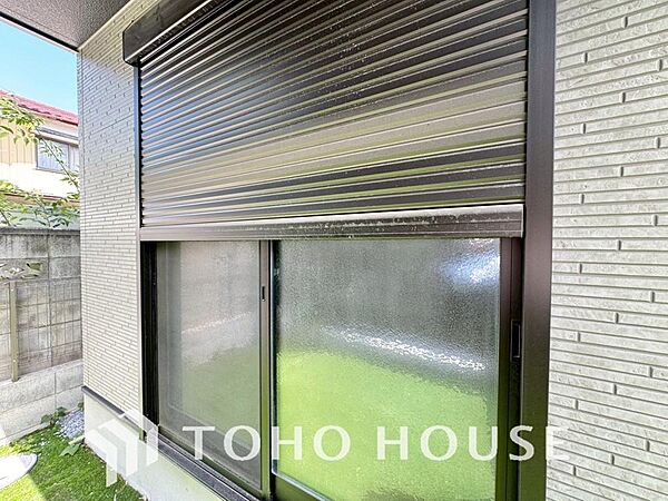 戸建にも防犯機能のシャッターを完備しております。寒い冬でも中から開閉がラクラクな所も便利です。