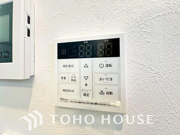 お風呂場と台所に操作リモコンがあり、キッチン近くにある給湯リモコンは、お料理の最中でもリビングで寛いでいるなかでもボタン一つで簡単に沸かせて便利ですね。