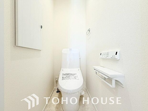 十分な広さと清潔感のあるカラーで纏まったおトイレ。時間に余裕とゆとりを持たせます。