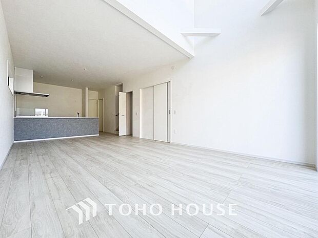 明るく穏やかな空気の中で飲んだり、食べたり、笑ったり。一日の中で多くの時間を過すことになるリビング。