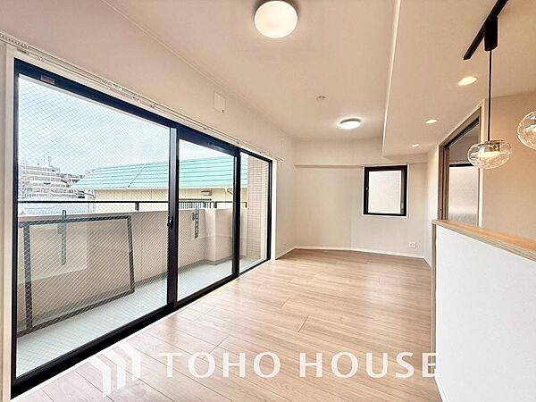 光が注がれる青い空から鮮やかに赤色にゆっくりと染まる。そんな優しい時間がここでは流れてゆく。
