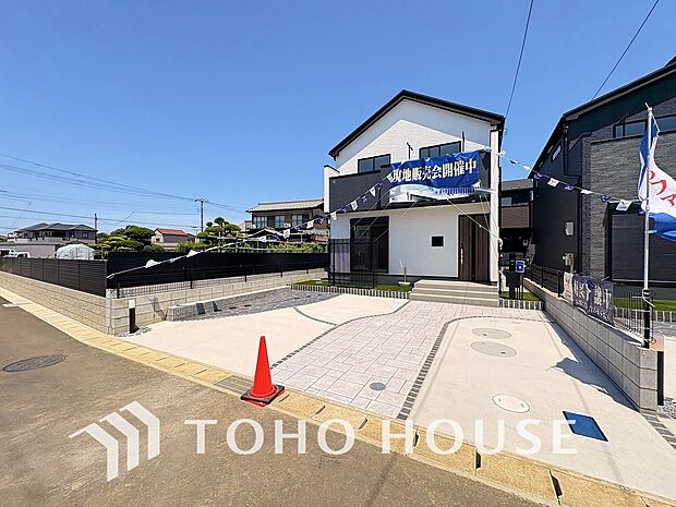 ゆったりとした駐車スペースを確保いたしましたので、大きめのお車でも駐車可能です。