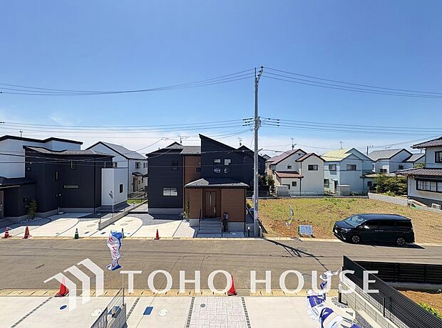 青空を感じられるバルコニーには爽やかな風が吹き抜け、周辺には戸建住宅街の景色が広がります。