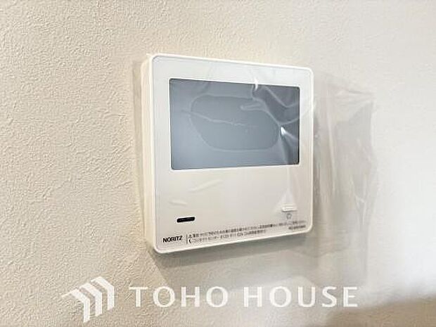 お風呂場と台所に操作リモコンがあり、キッチン近くにある給湯リモコンは、お料理の最中でもリビングで寛いでいるなかでもボタン一つで簡単に沸かせて便利ですね。