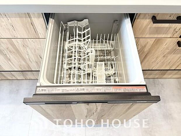 「ビルトインタイプ食器洗乾燥機」通常の手洗いでは使用出来ないほど高温のお湯や高圧水流を使うことにより汚れを効果的に落とすことができる。