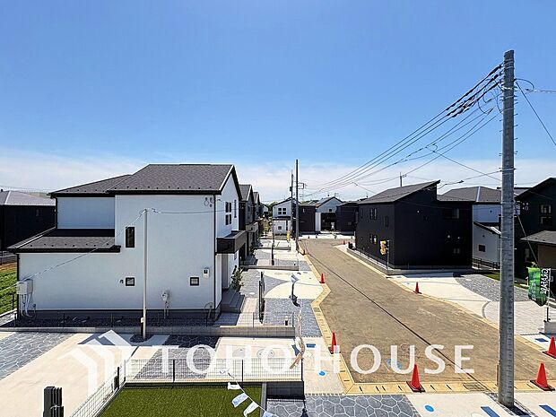青空を感じられるバルコニーには爽やかな風が吹き抜け、周辺には戸建住宅街の景色が広がります。