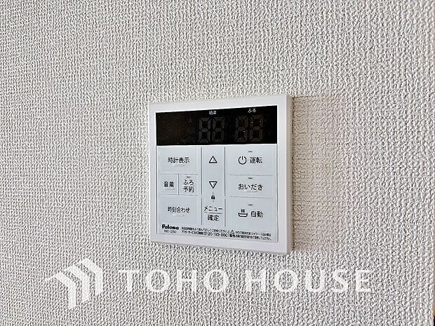 スイッチひとつで湯を浴槽に張ったり、保温や追い焚き機能を自動で行える便利なオートバスシステムを搭載。