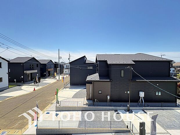 青空を感じられるバルコニーには爽やかな風が吹き抜け、周辺には戸建住宅街の景色が広がります。
