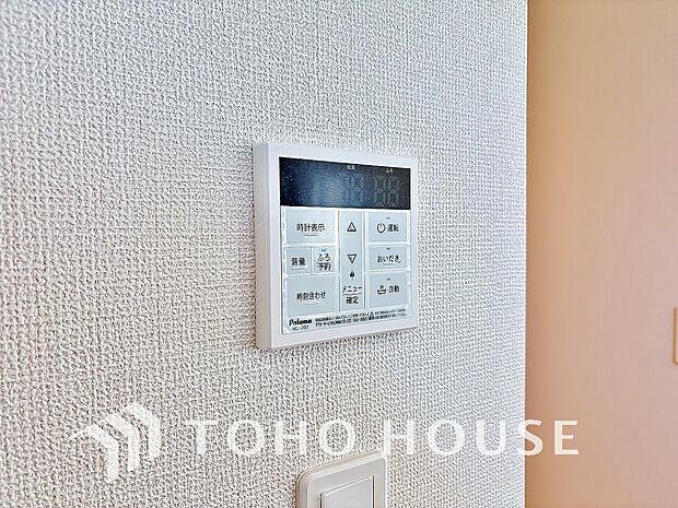 スイッチひとつで湯を浴槽に張ったり、保温や追い焚き機能を自動で行える便利なオートバスシステムを搭載。