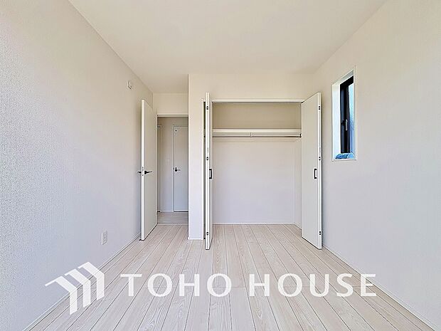 居室にはクローゼットを完備し、自由度の高い家具の配置が叶うシンプルな空間です。