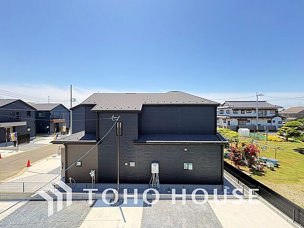 青空を感じられるバルコニーには爽やかな風が吹き抜け、周辺には戸建住宅街の景色が広がります。