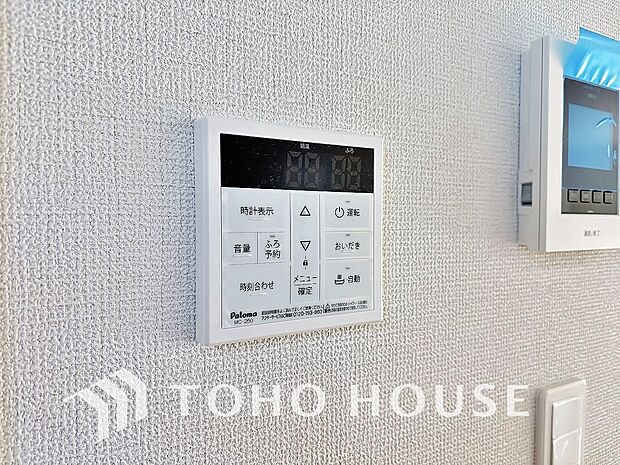 スイッチひとつで湯を浴槽に張ったり、保温や追い焚き機能を自動で行える便利なオートバスシステムを搭載。