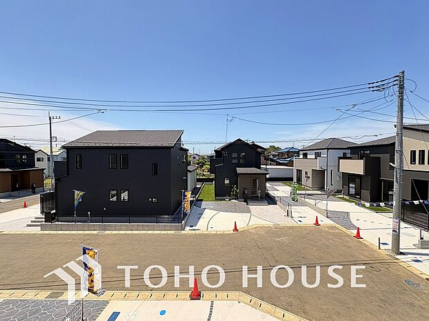 青空を感じられるバルコニーには爽やかな風が吹き抜け、周辺には戸建住宅街の景色が広がります。