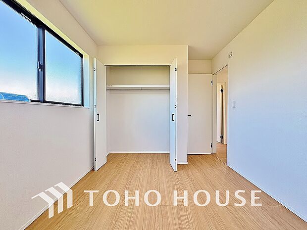 居室にはクローゼットを完備し、自由度の高い家具の配置が叶うシンプルな空間です。