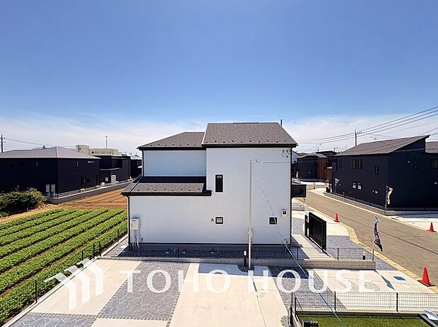 青空を感じられるバルコニーには爽やかな風が吹き抜け、周辺には戸建住宅街の景色が広がります。