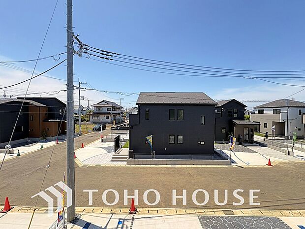 青空を感じられるバルコニーには爽やかな風が吹き抜け、周辺には戸建住宅街の景色が広がります。