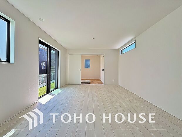 通風と採光を考慮したリビングは地域の鼓動を感じながらお寛ぎ頂くことが可能です。