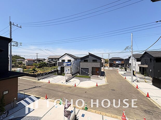 青空を感じられるバルコニーには爽やかな風が吹き抜け、周辺には戸建住宅街の景色が広がります。