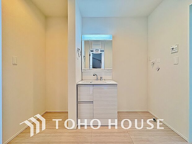 平日の朝であっても、落ち着きとくつろぎを感じられる空間。気持ちよく身だしなみを整えられます。