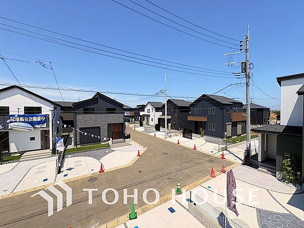 青空を感じられるバルコニーには爽やかな風が吹き抜け、周辺には戸建住宅街の景色が広がります。