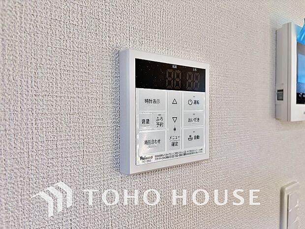 スイッチひとつで湯を浴槽に張ったり、保温や追い焚き機能を自動で行える便利なオートバスシステムを搭載。