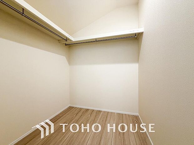 大容量のウォークインクローゼット。大きさ＆広さの感覚が画像では伝わりづらいので是非現地をご覧下さい。