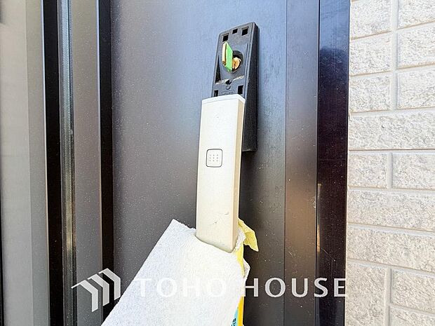 防犯対策への意識が高まっている最近では、補助錠として鍵穴のない電子錠を選ぶ方も増えています。