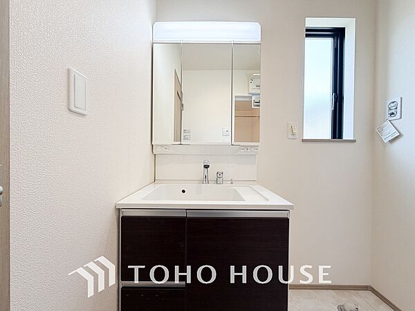 手で洗いたい大切な服など、広く使えると助かる洗面台は汚れの付きにくい形状と素材で造られております。