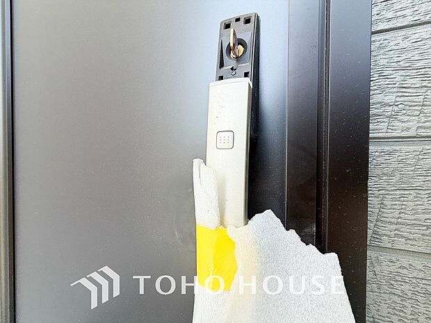 防犯対策への意識が高まっている最近では、補助錠として鍵穴のない電子錠を選ぶ方も増えています。