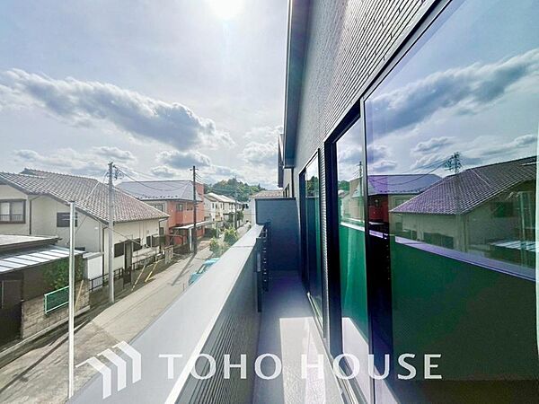 頬をなでる優しい風を感じることが出来るバルコニー。つい深呼吸をしたくなる気持ちの良い眺望です。