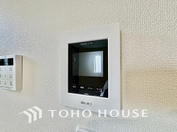 誰が来てもわかる様にモニター付きインターホンを設置。家事導線を考慮した個所に設置し、防犯性と利便性に優れ快適と安らぎを合わせた優しい設計。
